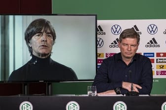 Bundestrainer Joachim Löw (l) wurde per Video zur Pressekonferenz geschaltet.