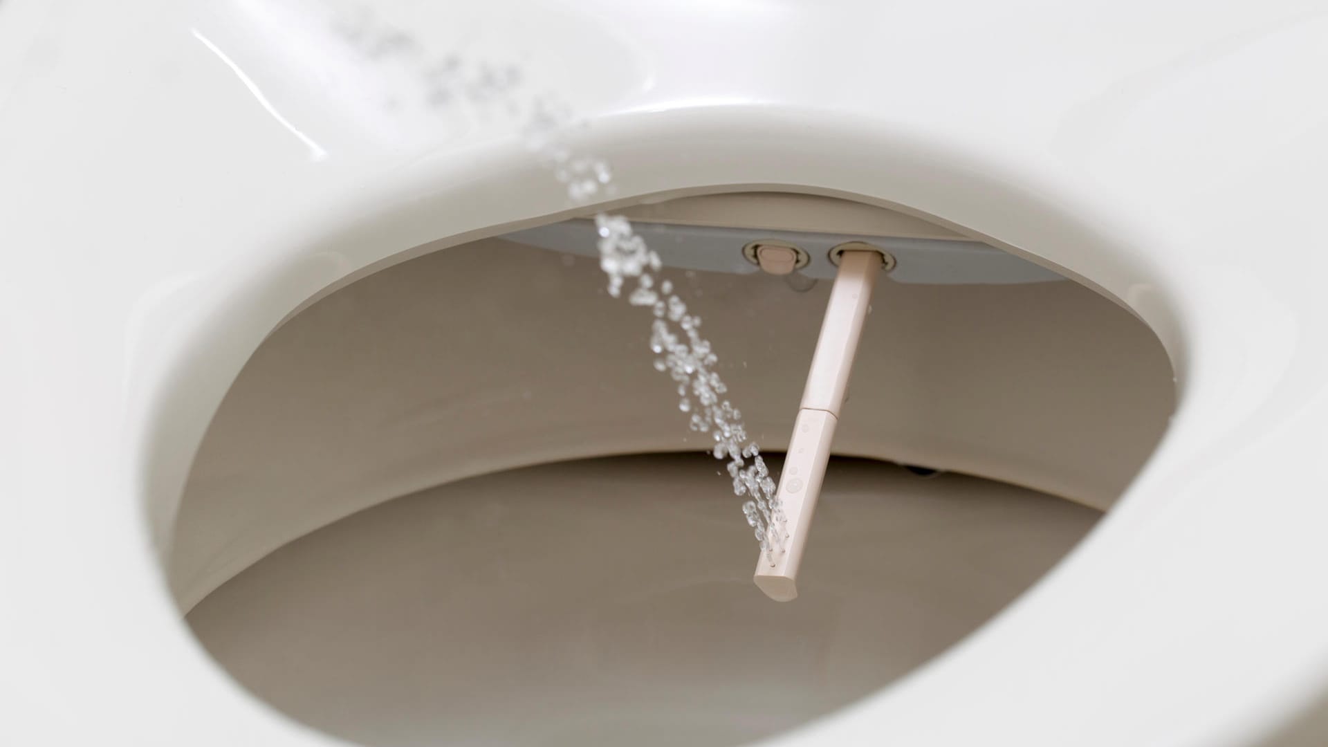 Bidet: Mit der praktischen Installation können Sie Ihren Po direkt abspritzen lassen.