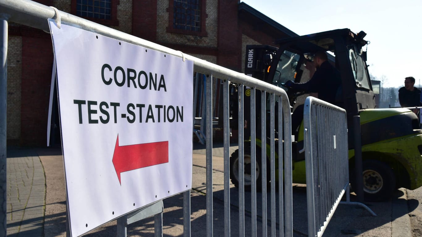 Ein Schild weist den Weg zu einer Corona-Test-Station: In Berlin fielen in der letzten Woche unter fünf Prozent der ausgewerteten Tests positiv aus.
