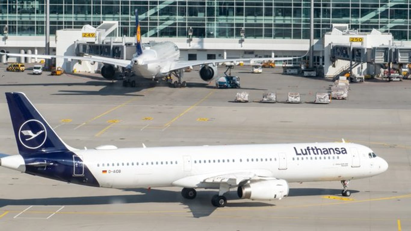 Eine Lufthansamaschine aus Tunis kommt in München an.