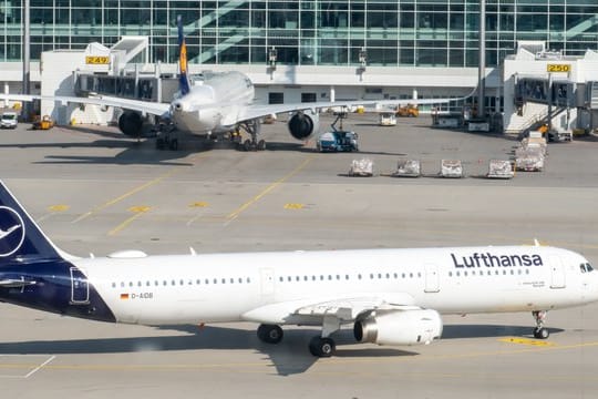Eine Lufthansamaschine aus Tunis kommt in München an.