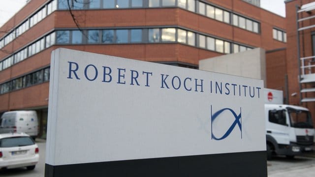 Das RKI rechnet frühestens im Frühjahr 2021 mit einem Impfstoff gegen den Coronavirus. Das RKI rechnet frühestens im Frühjahr 2021 mit einem Impfstoff gegen den Coronavirus.