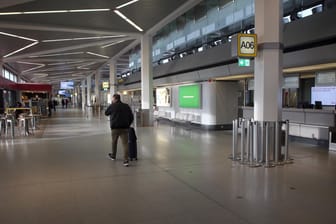 Berlin: Ein Passagier geht an leeren Abfertigungsschaltern im fast menschenleeren Terminal des Flughafens Tegel vorbei.