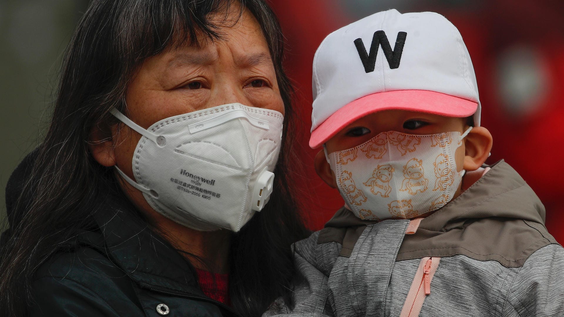 Zwei Menschen mit Atemschutzmasken in China: Das Land hat seine Quarantänebestimmungen für Einreisende noch einmal verschärft.