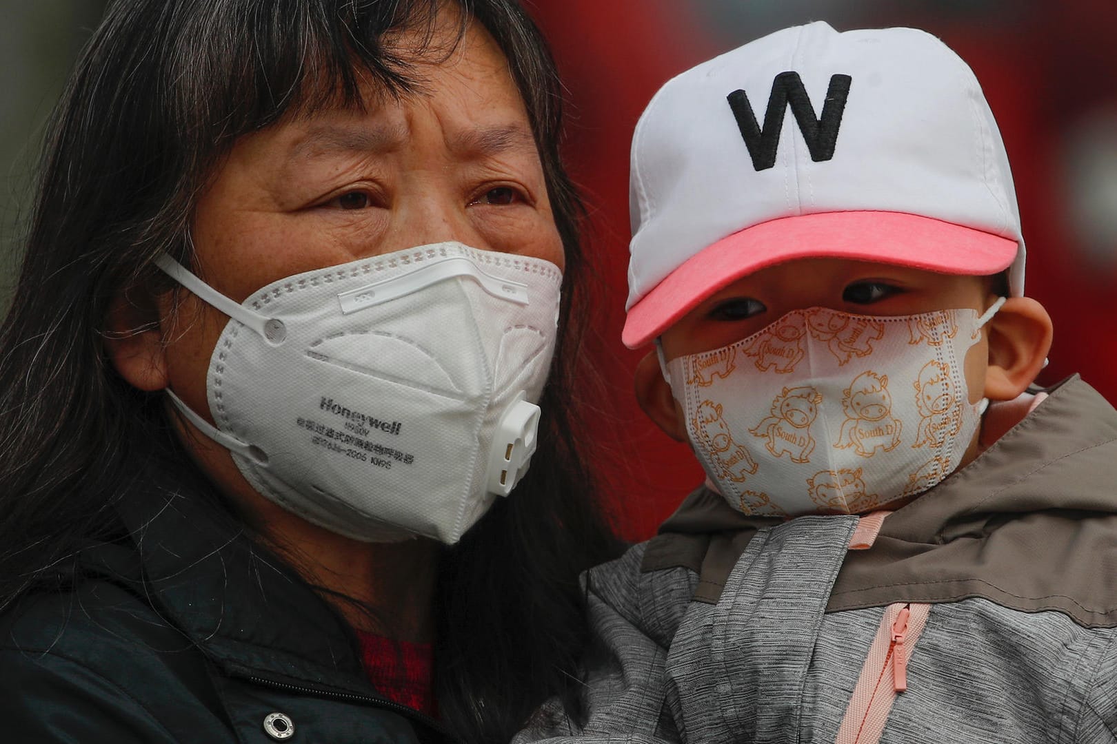 Zwei Menschen mit Atemschutzmasken in China: Das Land hat seine Quarantänebestimmungen für Einreisende noch einmal verschärft.