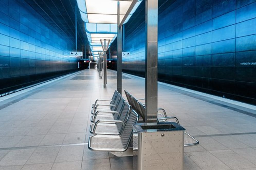 Eine menschenleere U-Bahn-Station in Hamburg.
