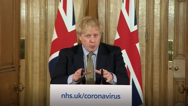 In seiner Strategie, das Coronavirus abzuwehren, machte Boris Johnson nach Meinung vieler Experten gleich am Anfang einen großen Fehler.