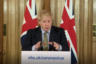 In seiner Strategie, das Coronavirus abzuwehren, machte Boris Johnson nach Meinung vieler Experten gleich am Anfang einen großen Fehler.