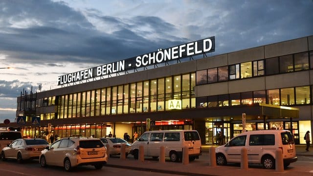 Blick auf den Flughafen Schönefeld in Berlin: Dort hat es einen Corona-Verdachtsfall gegeben.