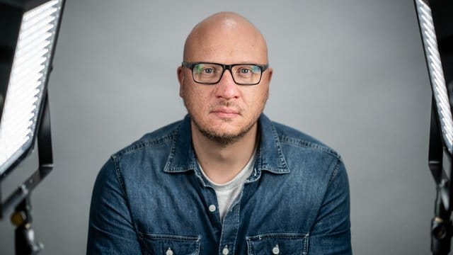 Mit einem emotionalen Video über verbale Angriffe bei einem Länderspiel löste Journalist André Voigt vor einem Jahr eine Debatte aus. Mit einem emotionalen Video über verbale Angriffe bei einem Länderspiel löste Journalist André Voigt vor einem Jahr eine Debatte aus.