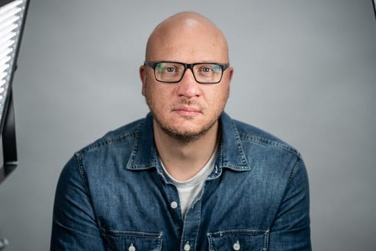 Mit einem emotionalen Video über verbale Angriffe bei einem Länderspiel löste Journalist André Voigt vor einem Jahr eine Debatte aus.