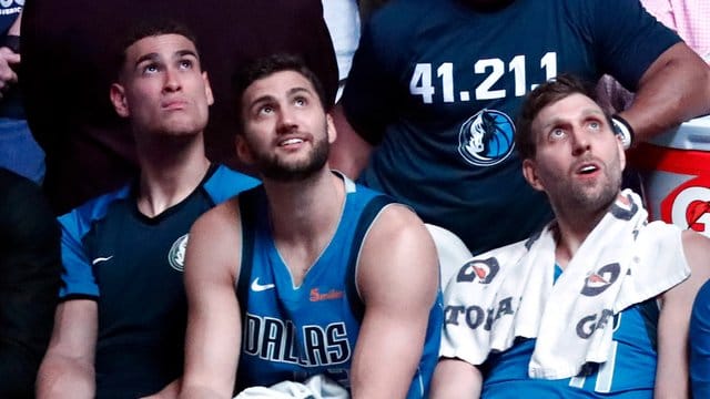 Maximilian Kleber (M) und Dirk Nowitzki (r) haben haben in der NBA gemeinsam bei den Dallas Mavericks gespielt. Maximilian Kleber (M) und Dirk Nowitzki (r) haben haben in der NBA gemeinsam bei den Dallas Mavericks gespielt.