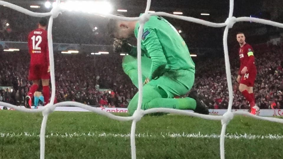 Liverpool-Spieler betrauern das Ausscheiden ihres Klubs aus der Champions League: Die Premier League könnte von der Corona-Krise am stärksten betroffen sein. Liverpool-Spieler betrauern das Ausscheiden ihres Klubs aus der Champions League: Die Premier League könnte von der Corona-Krise am stärksten betroffen sein.