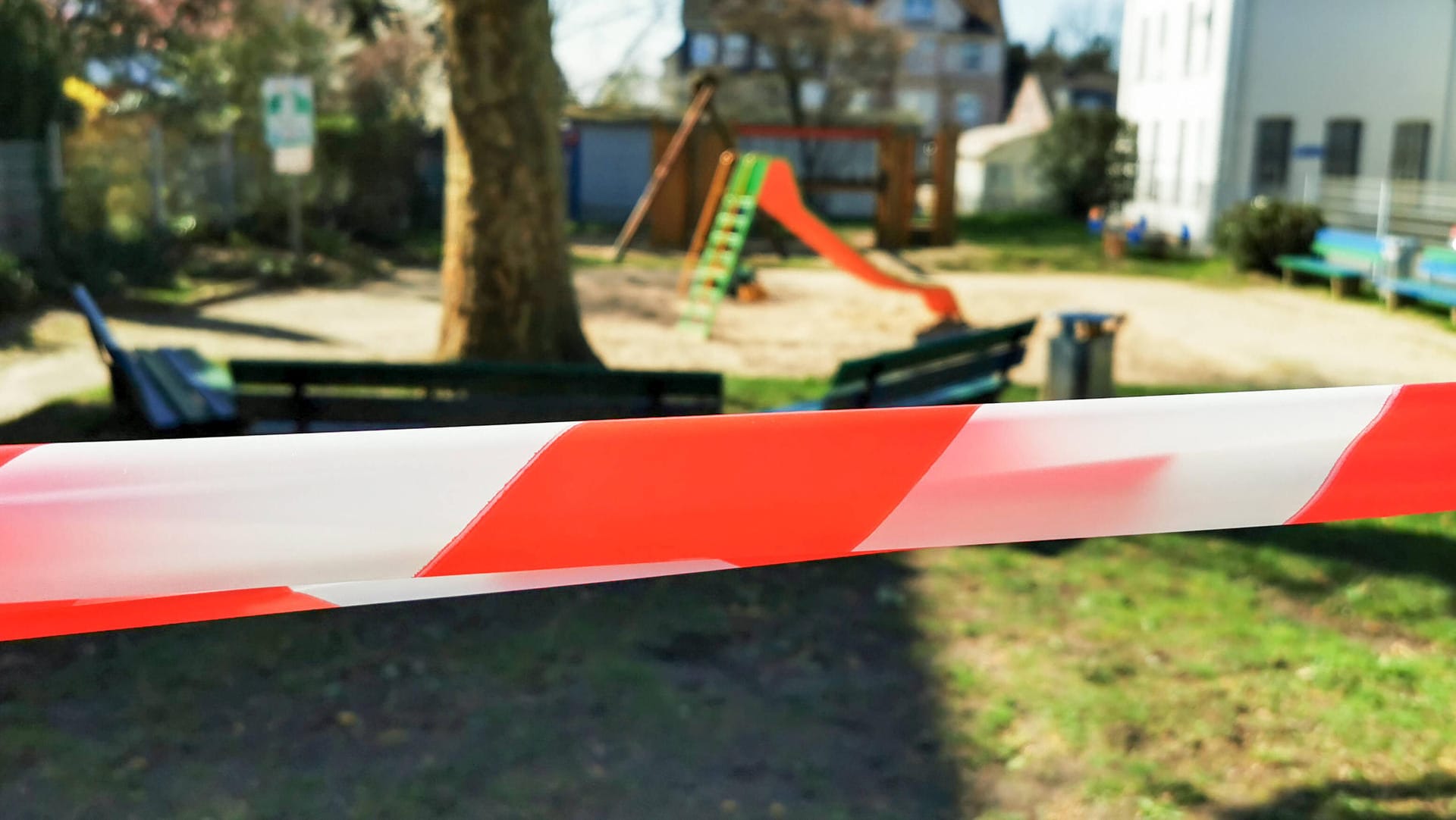 Ein Absperrband vor einem Kinderspielplatz (Symbolbild): In Mainz dürfen Spielplätze nicht mehr betreten werden. Ein Absperrband vor einem Kinderspielplatz (Symbolbild): In Mainz dürfen Spielplätze nicht mehr betreten werden.