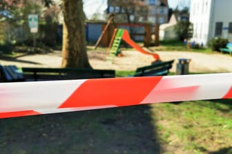 Ein Absperrband vor einem Kinderspielplatz (Symbolbild): In Mainz dürfen Spielplätze nicht mehr betreten werden.