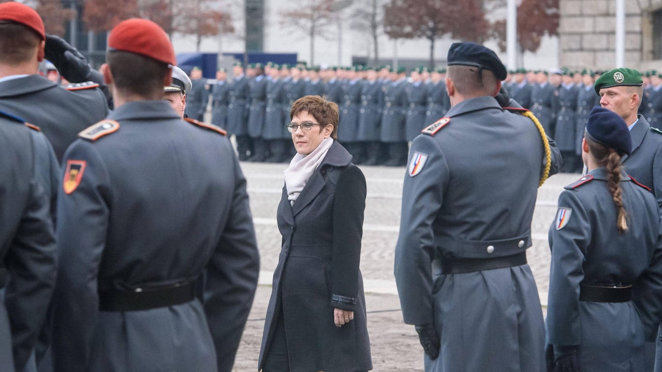 Annegret Kramp-Karrenbauer beim Gelöbnis vor dem Reichstagsgebäude: In der Corona-Krise sollen nun auch verstärkt Reservisten zum Einsatz kommen. (Archivbild)