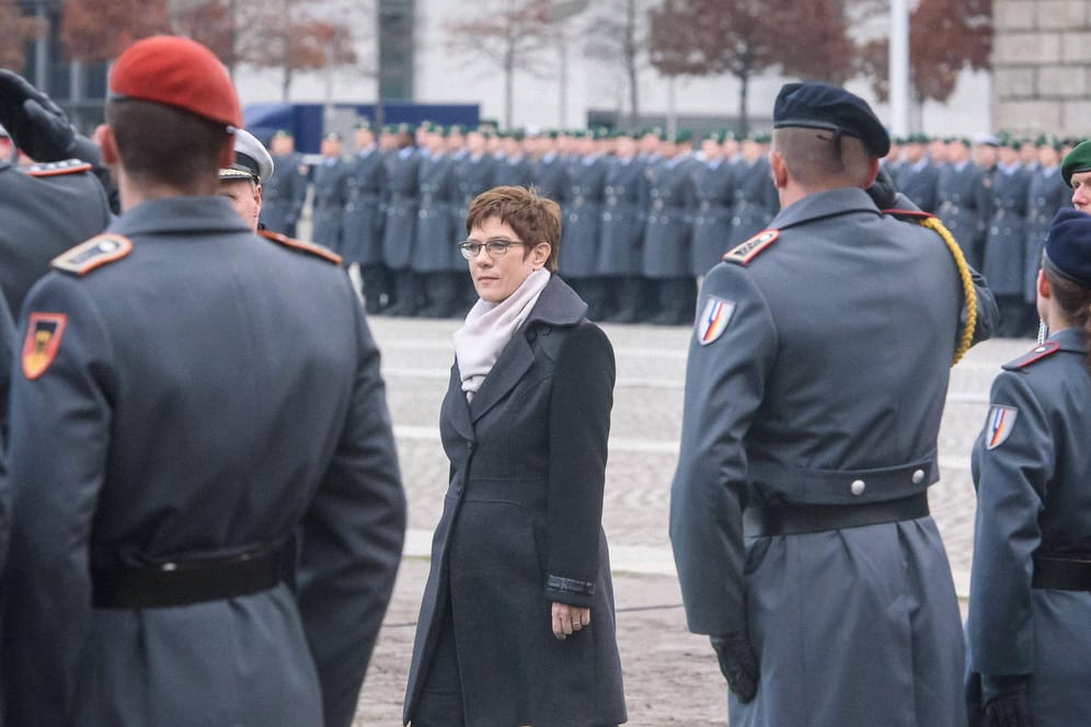 Annegret Kramp-Karrenbauer beim Gelöbnis vor dem Reichstagsgebäude: In der Corona-Krise sollen nun auch verstärkt Reservisten zum Einsatz kommen. (Archivbild)