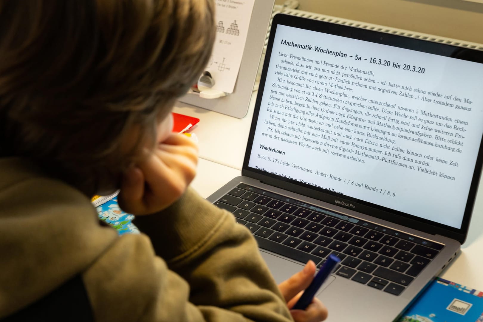 Schule zuhause: Das Büffeln kann auch mit Lernspielen im Internet zwischendurch aufgelockert werden.