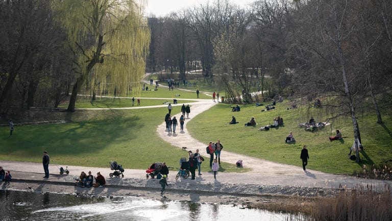Zahlreiche Menschen genießen den Sonnenschein trotz Corona-Epedemie in einem Berliner Park.