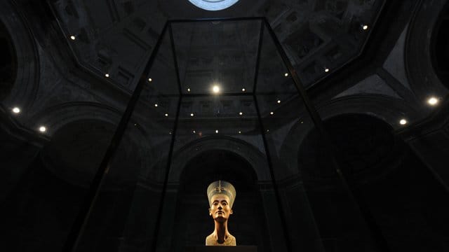 Das Neue Museum mit Nofretete und die benachbarten Häuser locken normalerweise jährlich Millionen Besucher auf die Museumsinsel. Das Neue Museum mit Nofretete und die benachbarten Häuser locken normalerweise jährlich Millionen Besucher auf die Museumsinsel.