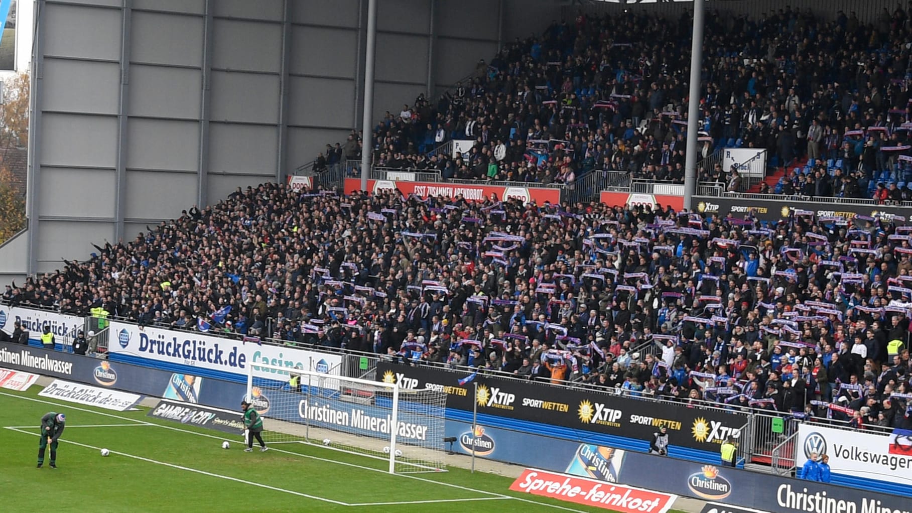 Kieler Block in der Ostkurve: Die Holstein-Ultras machen sich für andere Mitmenschen stark.