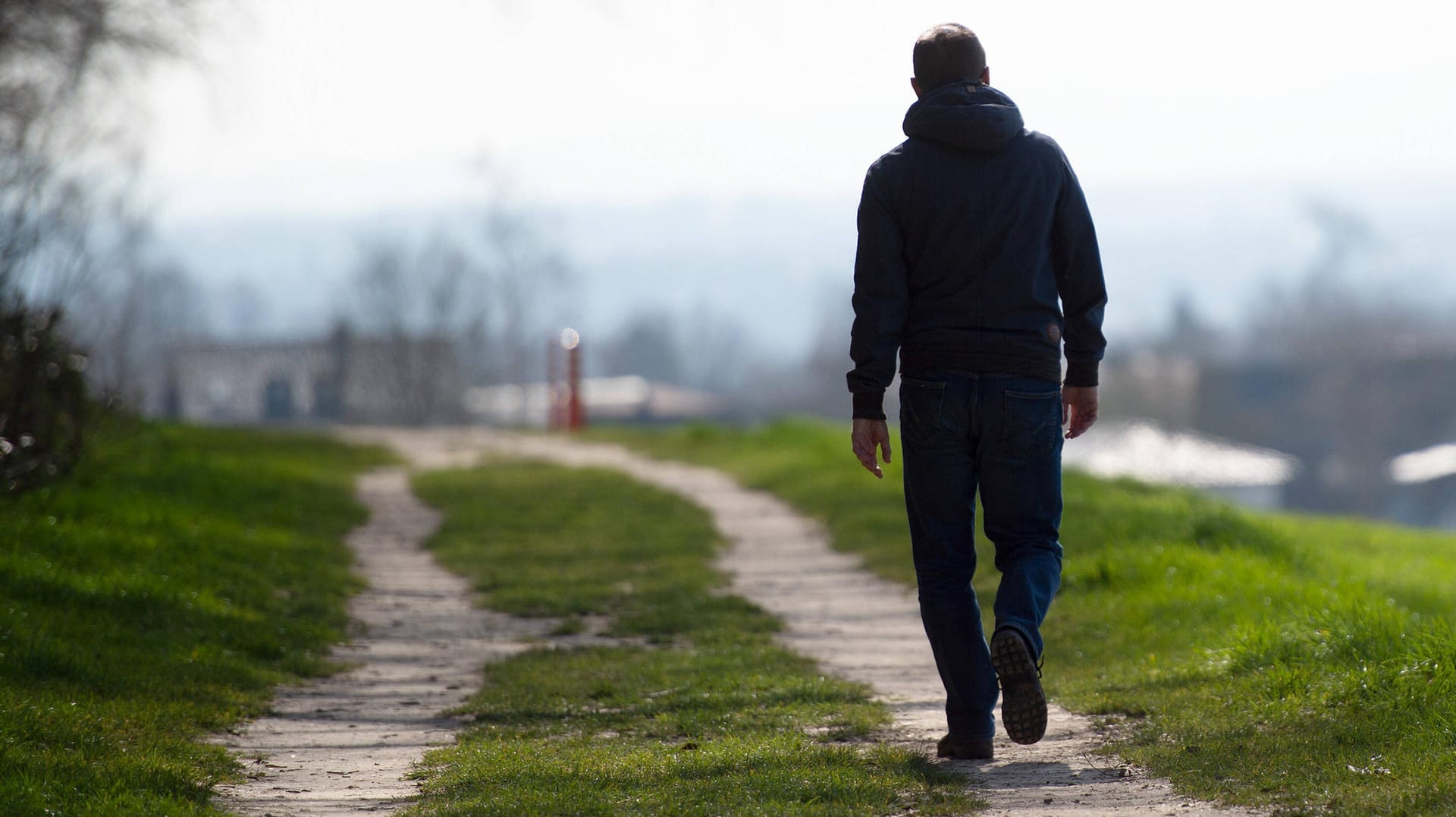 Spaziergänger: Selbst bei einer Ausgangssperre ist es wahrscheinlich möglich, für einen Spaziergang das Haus zu verlasen.