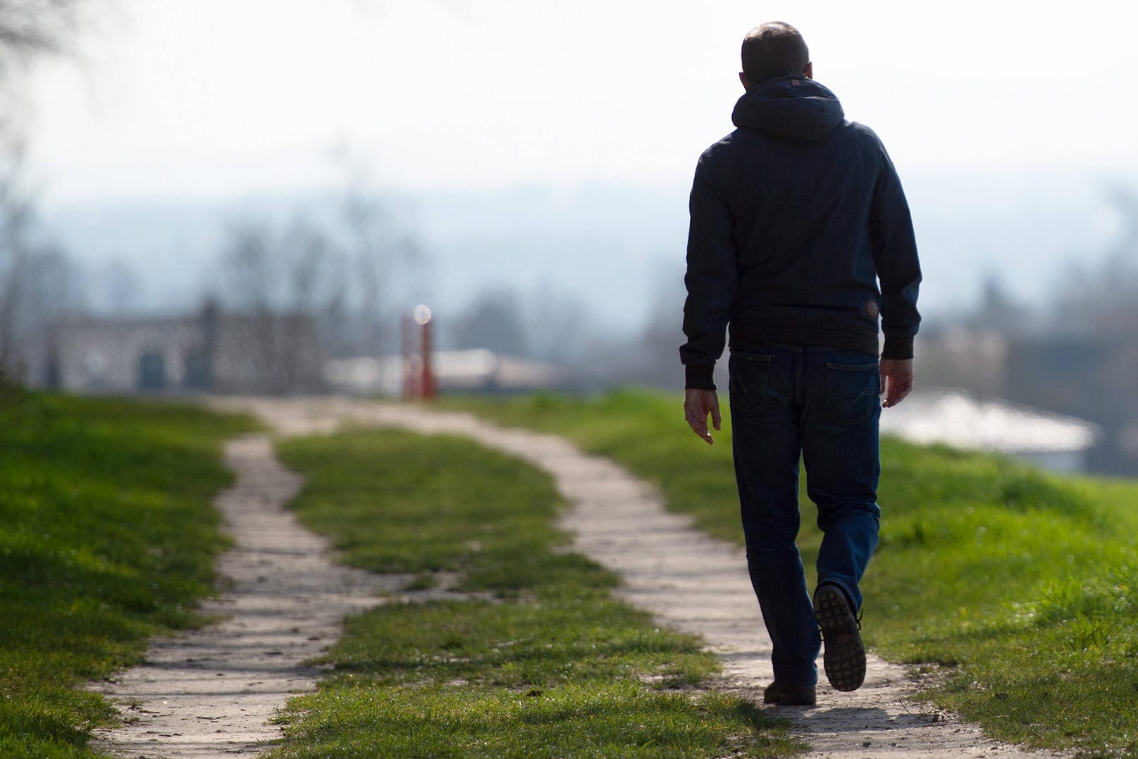 Spaziergänger: Selbst bei einer Ausgangssperre ist es wahrscheinlich möglich, für einen Spaziergang das Haus zu verlasen.