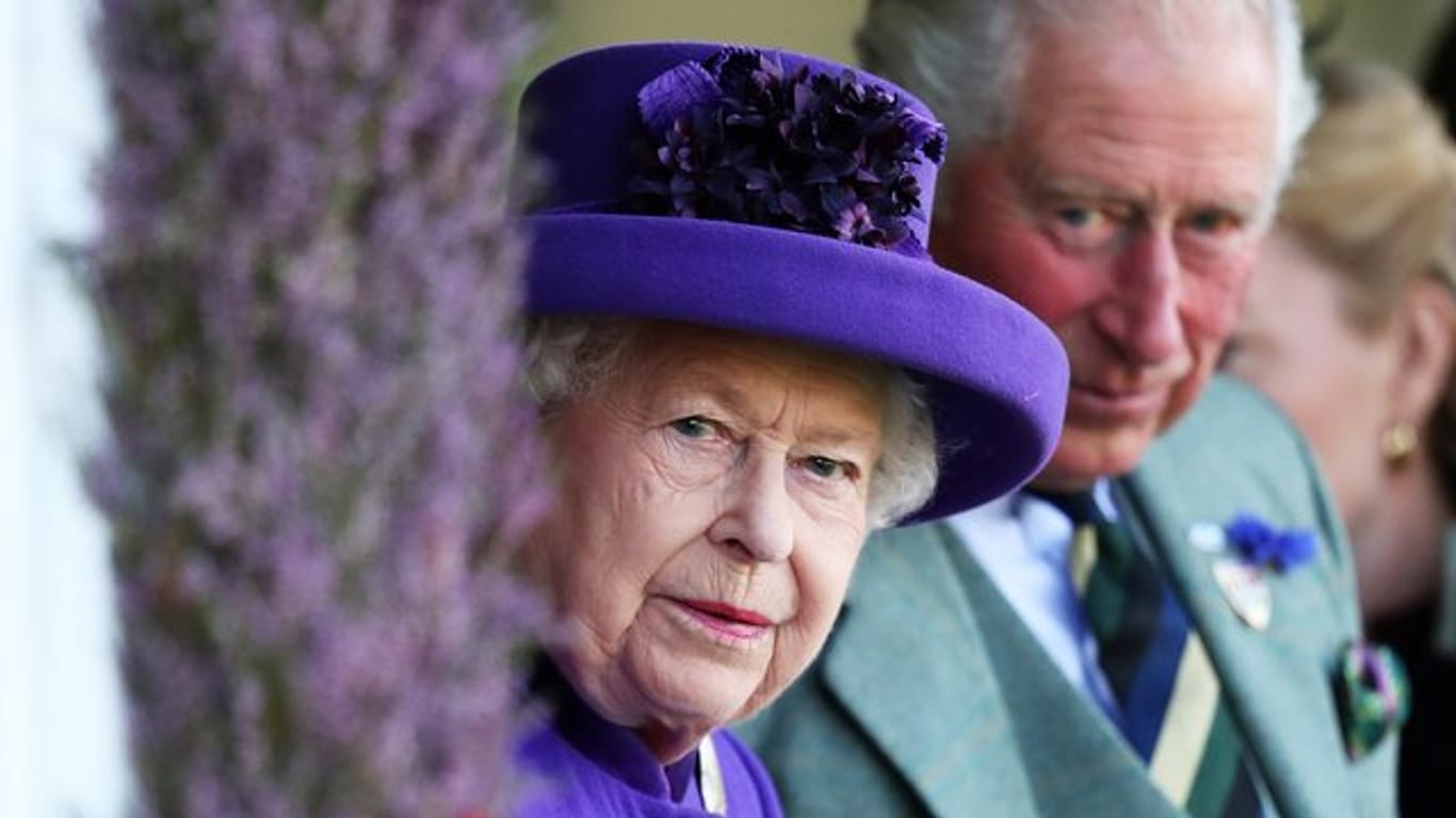 Die Queen ist vorzeitig nach Windsor Castle abgereist, Prinz Charles hat seine Reisepläne geändert.