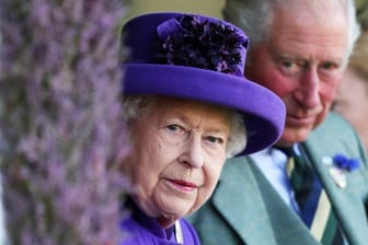 Die Queen ist vorzeitig nach Windsor Castle abgereist, Prinz Charles hat seine Reisepläne geändert.