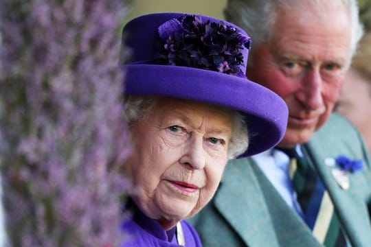 Die Queen ist vorzeitig nach Windsor Castle abgereist, Prinz Charles hat seine Reisepläne geändert.
