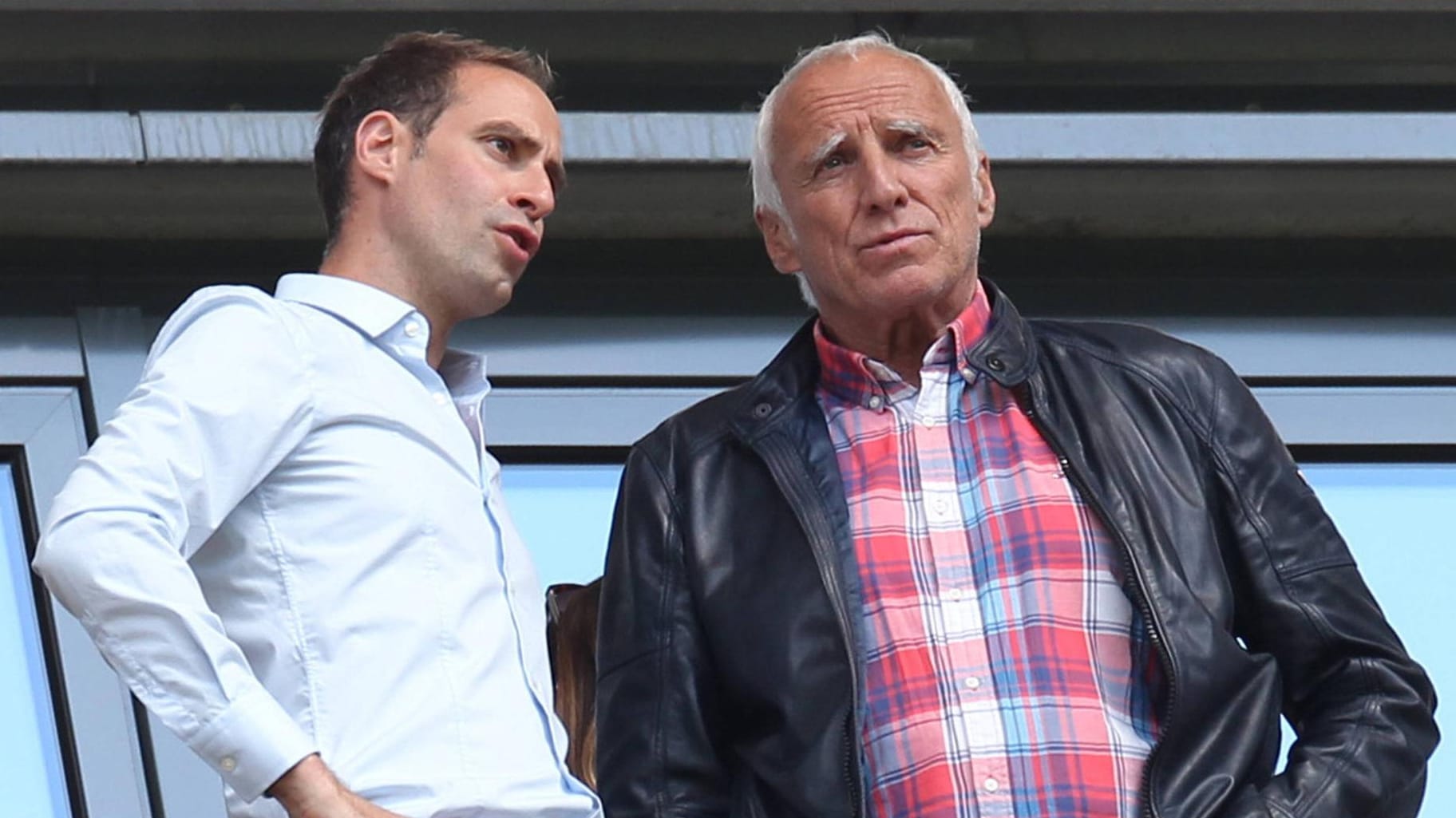 Dietrich Mateschitz (re.): Der Red-Bull-Gründer, hier 2016 im Gespräch mit RB-Leipzig-Geschäftsführer Oliver Mintzlaff, wird von vielen Fußballfans kritisch beäugt.