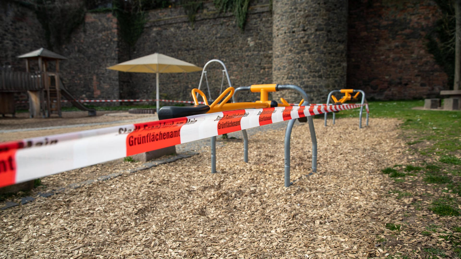 Ein mit Flatterband abgesperrter Spielplatz in Frankfurt: Alle Spiel- und Bolzplätze sind wegen des Coronavirus geschlossen worden. Ein mit Flatterband abgesperrter Spielplatz in Frankfurt: Alle Spiel- und Bolzplätze sind wegen des Coronavirus geschlossen worden.