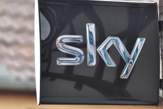 Das Logo von Sky: Wegen der Corona-Krise erhalten Kunden das Entertainment-Angebot für einen Monat kostenlos.