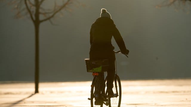 Menschen mit Depressionen sollten sich während der Coronakrise auch öfters draußen bewegen.