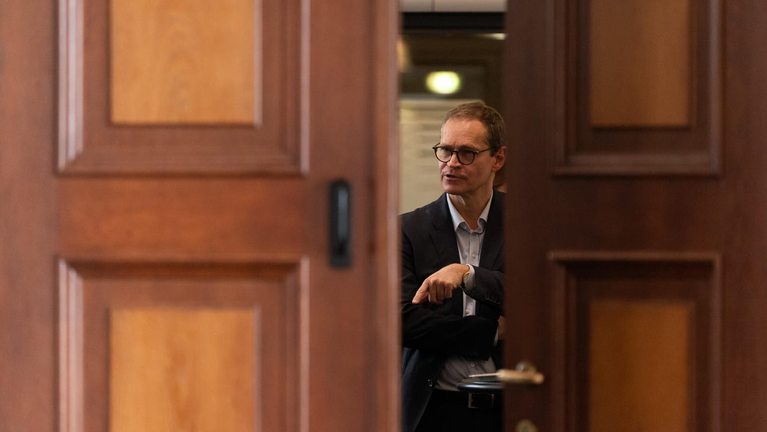 Berlins Regierender Bürgermeister Michael Müller hinter halb geöffneter Tür: Ein Test auf das Coronavirus bei ihm war negativ.
