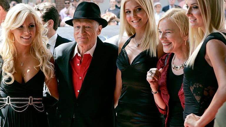 Hugh Hefner mit "Playboy"-Playmates 2009: Mit 91 Jahren starb der Gründer der Männermagazins im Jahr 2017.