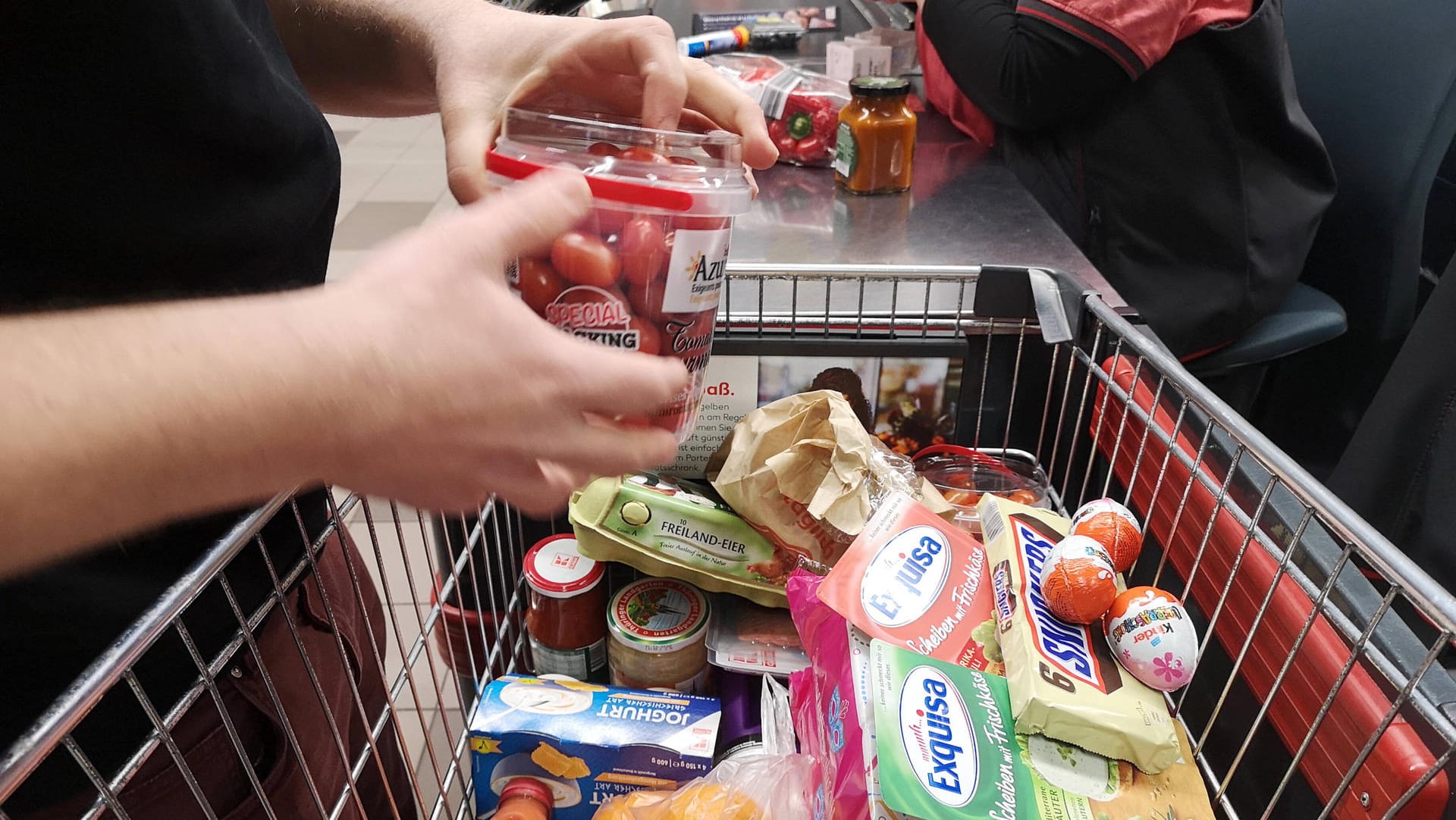 Einkaufswagen bei einer Kasse in einem Discounter: In Hagen sind zwei Männer beim Einkaufen aneinander geraten (Symbolbild).