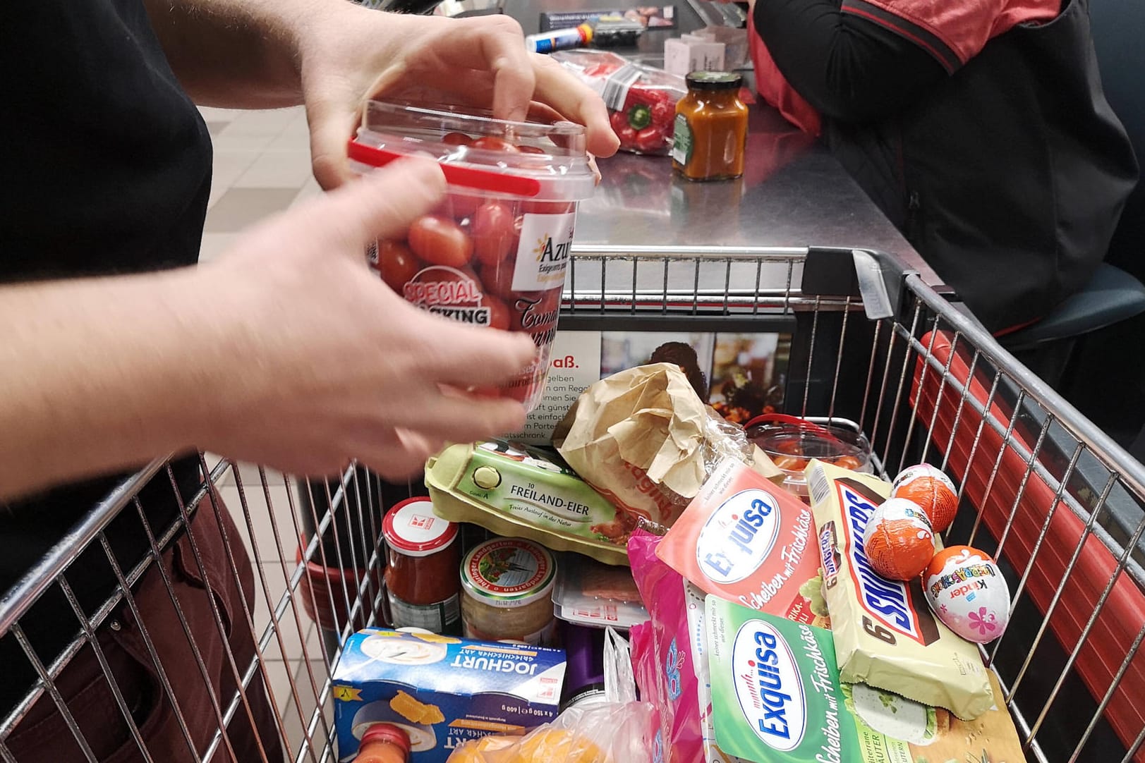 Einkaufswagen bei einer Kasse in einem Discounter: In Hagen sind zwei Männer beim Einkaufen aneinander geraten (Symbolbild).