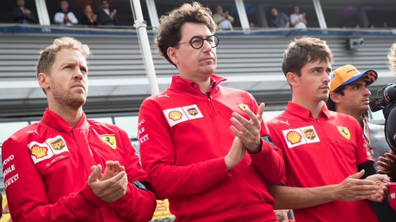 Scuderia-Teamchef Mattia Binotto (r) will bei den Vertragsgesprächen mit Sebastian Vettel (l) nicht zu lange warten.
