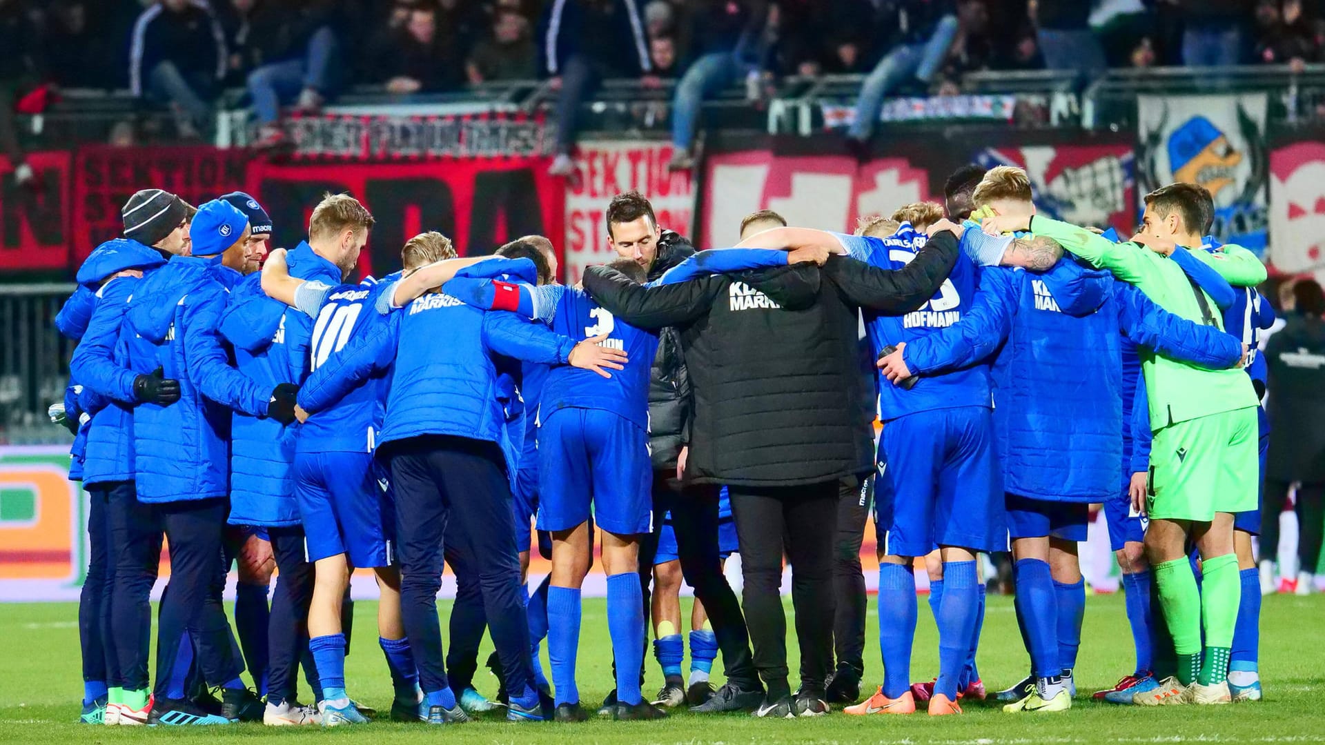 Auch die Profis des Karlsruher SC werden auf einen Teil ihres Salärs verzichten. Wie t-online.de erfuhr, werden die KSC-Stars konkret in den kommenden drei Monaten 10 Prozent ihres Gehalts nicht in Anspruch nehmen. Auch die Profis des Karlsruher SC werden auf einen Teil ihres Salärs verzichten. Wie t-online.de erfuhr, werden die KSC-Stars konkret in den kommenden drei Monaten 10 Prozent ihres Gehalts nicht in Anspruch nehmen.