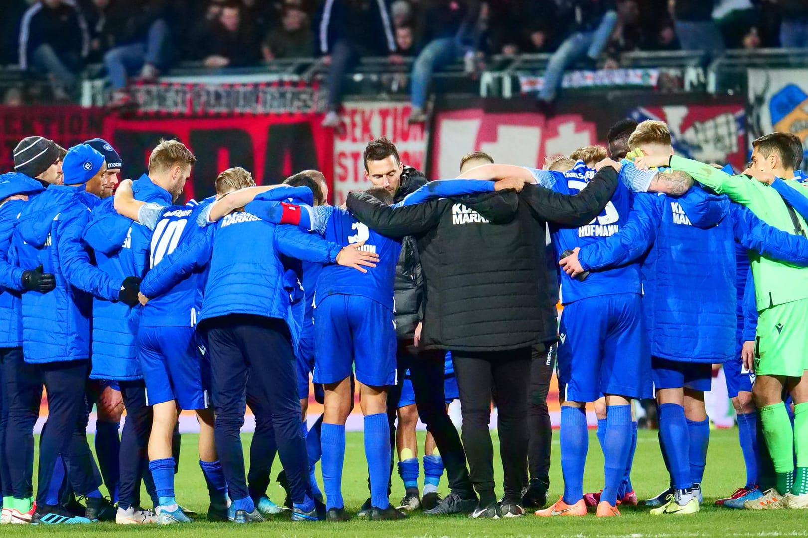 Auch die Profis des Karlsruher SC werden auf einen Teil ihres Salärs verzichten. Wie t-online.de erfuhr, werden die KSC-Stars konkret in den kommenden drei Monaten 10 Prozent ihres Gehalts nicht in Anspruch nehmen.