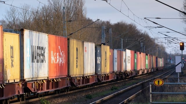 Güterzug (Symbolbild): Ein Mann ist zwischen zwei Waggons gesprungen.