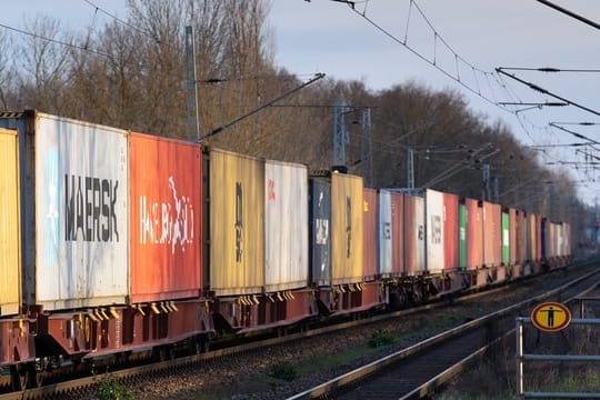 Güterzug (Symbolbild): Ein Mann ist zwischen zwei Waggons gesprungen.