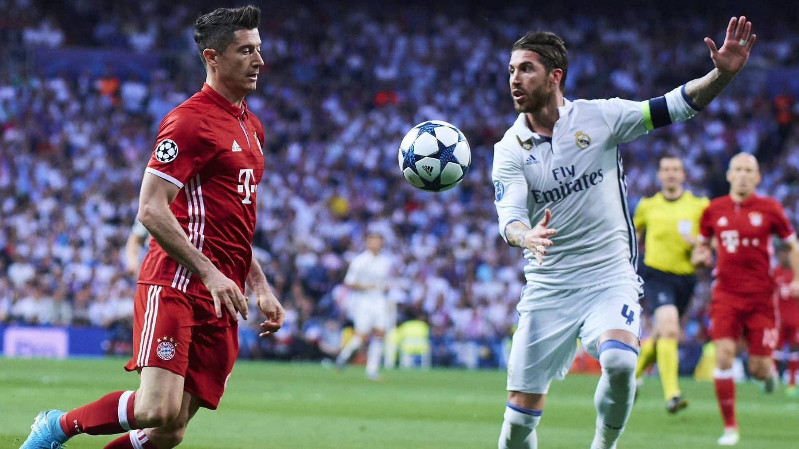 Robert Lewandowski (l.) am 19.04.2017 im Duell mit Sergio Ramos.