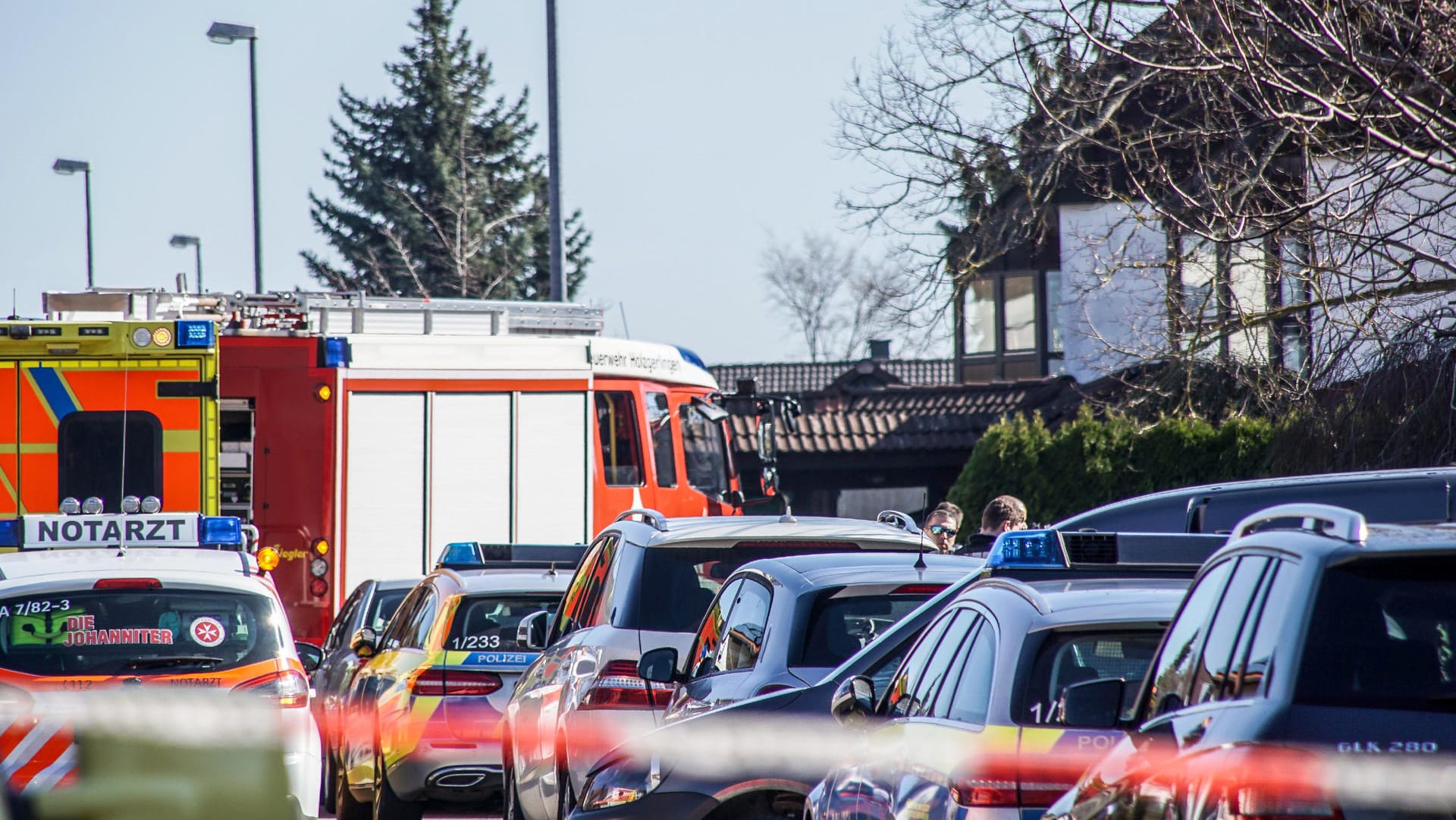 Holzgerlingen: In dem Wohnhaus finden Polizisten drei Tote. Nun suchen sie nach einem Mann.