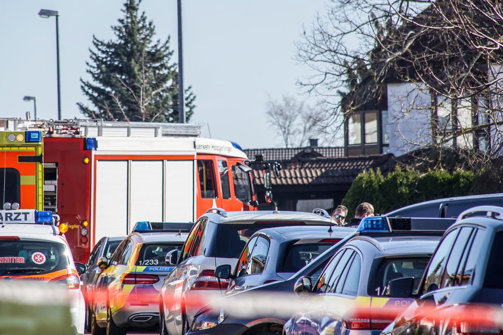 Holzgerlingen: In dem Wohnhaus finden Polizisten drei Tote. Nun suchen sie nach einem Mann.