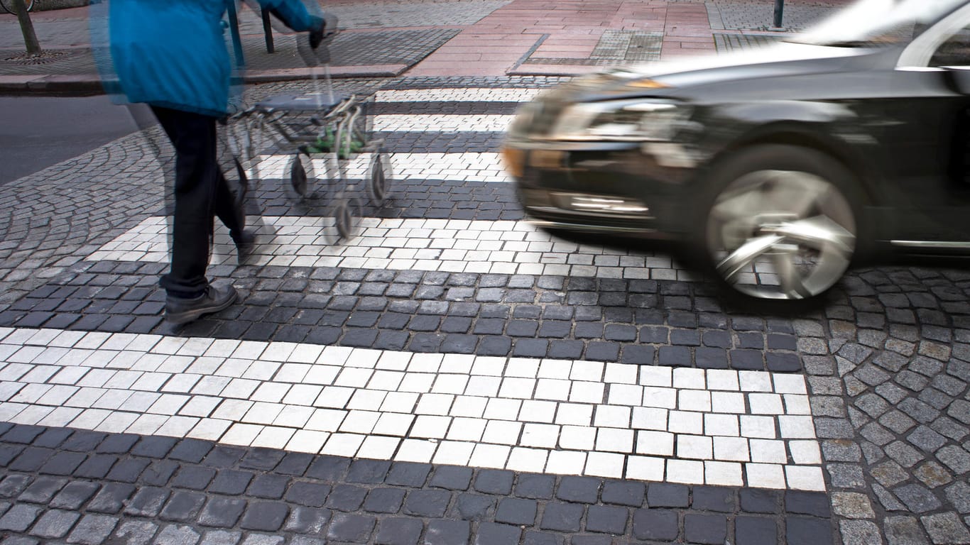 Zebrastreifen: Er fungiert für Fußgänger als Schutzweg, um eine Straße sicher zu überqueren.