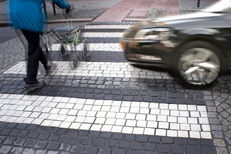 Zebrastreifen: Er fungiert für Fußgänger als Schutzweg, um eine Straße sicher zu überqueren.