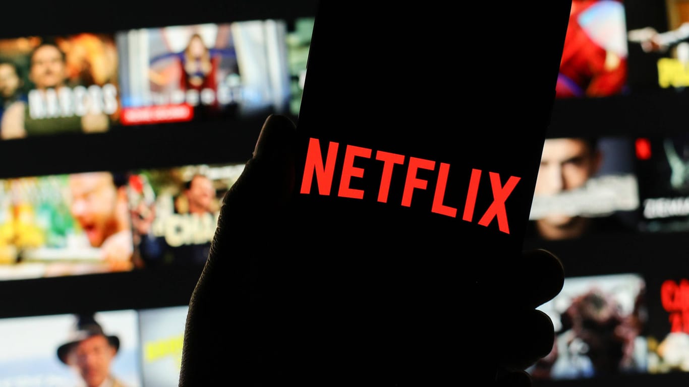 Das Netflix-Logo auf einem Smartphone (Symbolbild): In der Schweiz erwägt die Regierung, Streamingdienste zu blockieren.