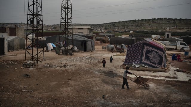 Kinder spielen in einem Lager in der Nähe der Stadt Idlib in Syrien. Kinder spielen in einem Lager in der Nähe der Stadt Idlib in Syrien.